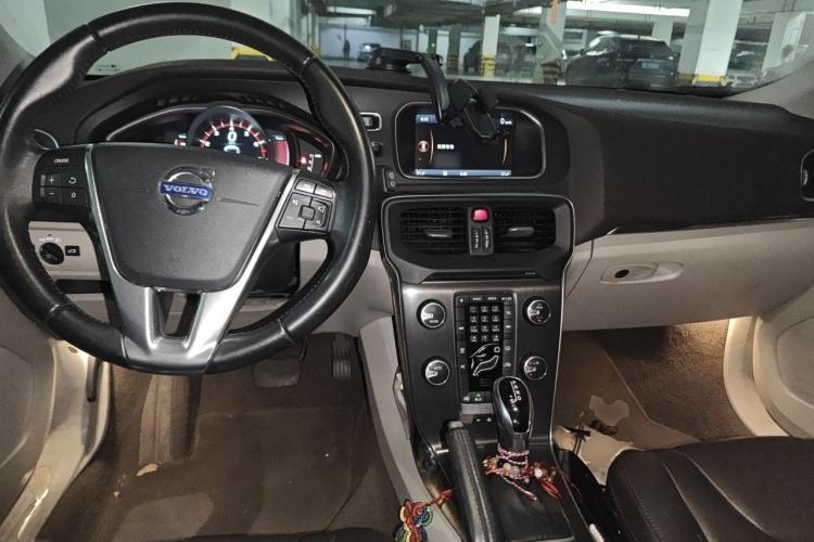 Used Volvo V40 2013 2.0T Zhiya Edition Center Console