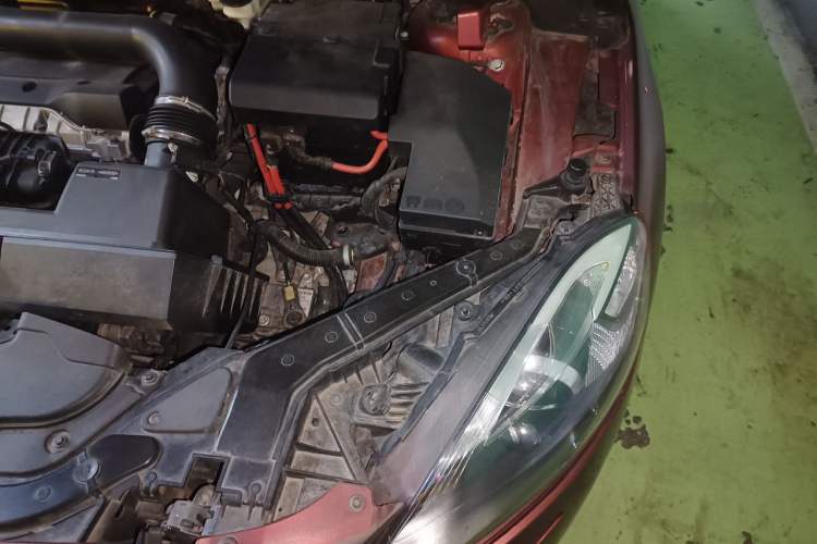 Used Volvo V40 2013 2.0T Zhiya Edition Engine Bay Left