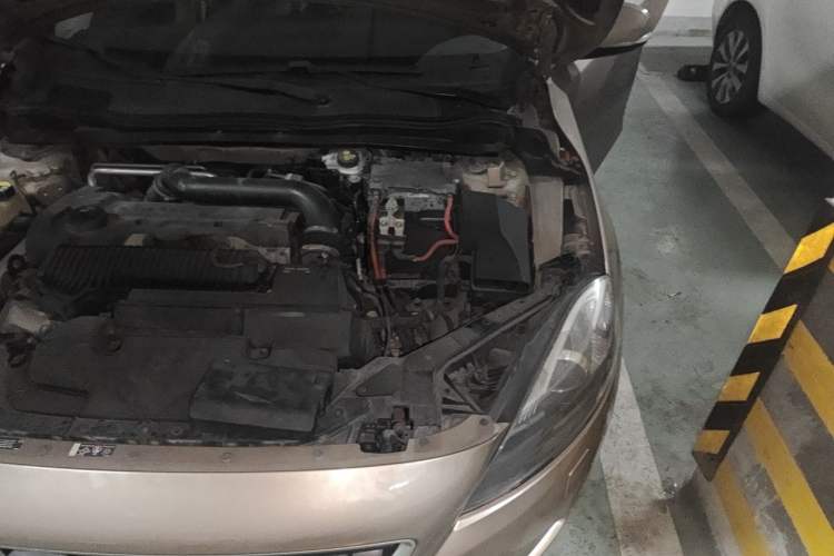 Used Volvo V40 2013 2.0T Zhiya Edition Engine Bay Left