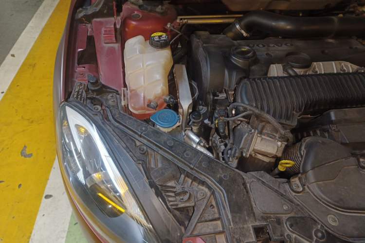 Used Volvo V40 2013 2.0T Zhiya Edition Engine Bay Right