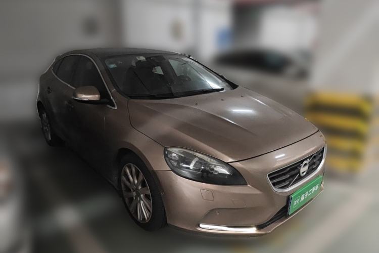 Used Volvo V40 2013 2.0T Zhiya Edition Front Right 45 Deg