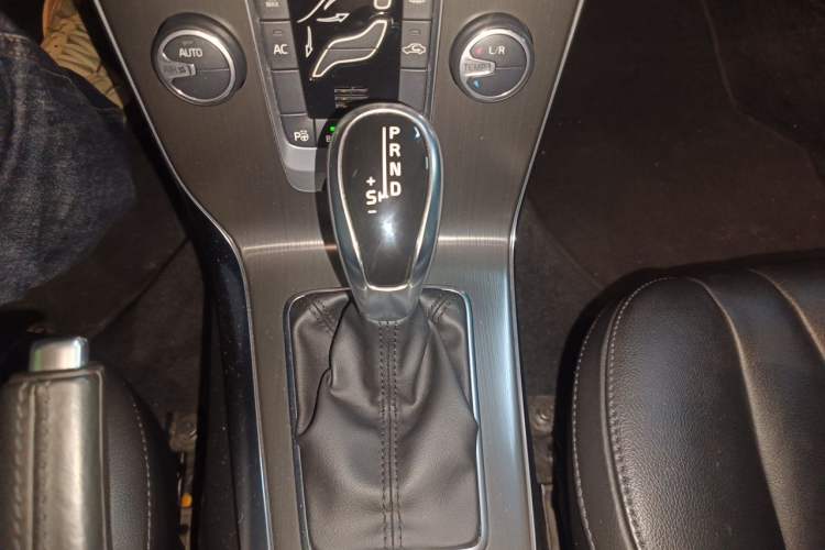 Used Volvo V40 2013 2.0T Zhiya Edition Gear Lever