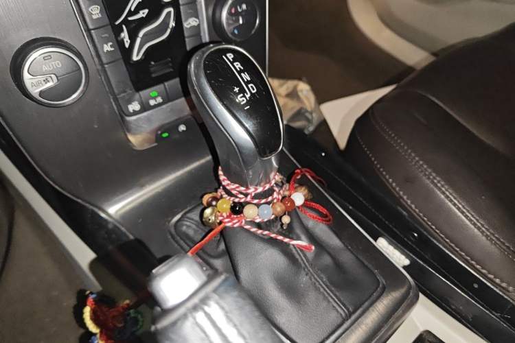 Used Volvo V40 2013 2.0T Zhiya Edition Gear Lever