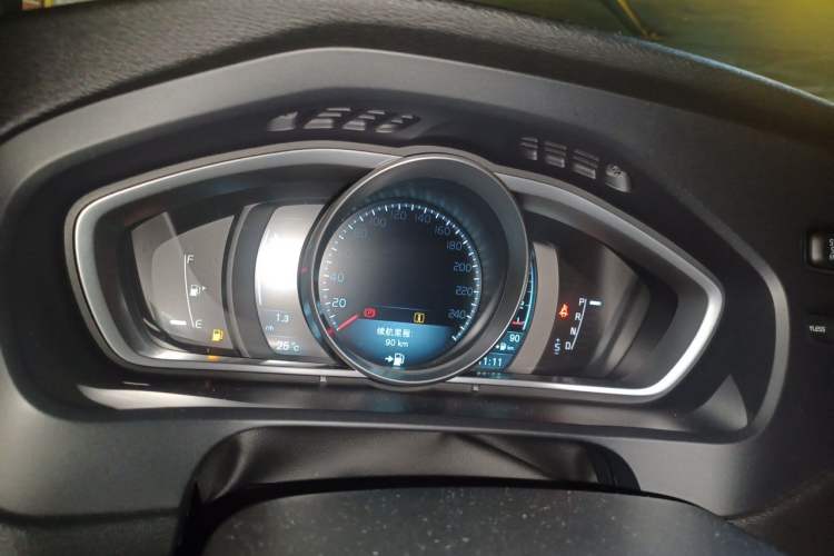 Used Volvo V40 2013 2.0T Zhiya Edition Instrument Cluster