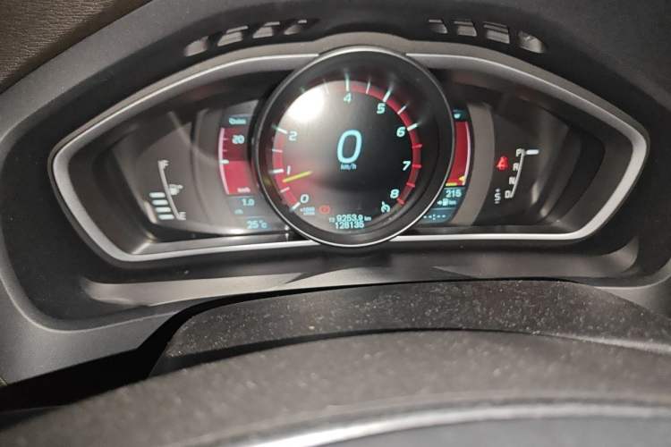 Used Volvo V40 2013 2.0T Zhiya Edition Odometer Close Up