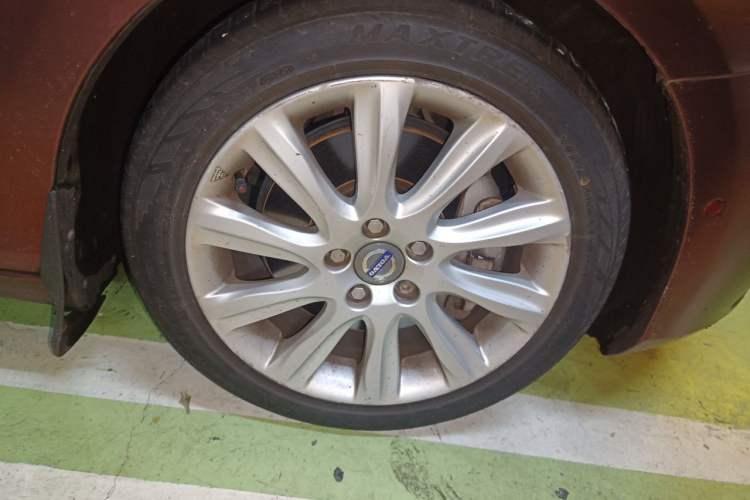 Used Volvo V40 2013 2.0T Zhiya Edition Right Front Wheel Hub