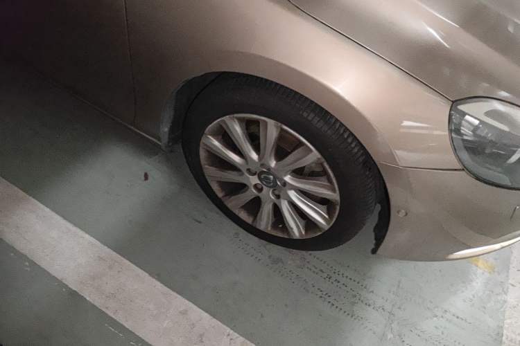Used Volvo V40 2013 2.0T Zhiya Edition Right Front Wheel Hub