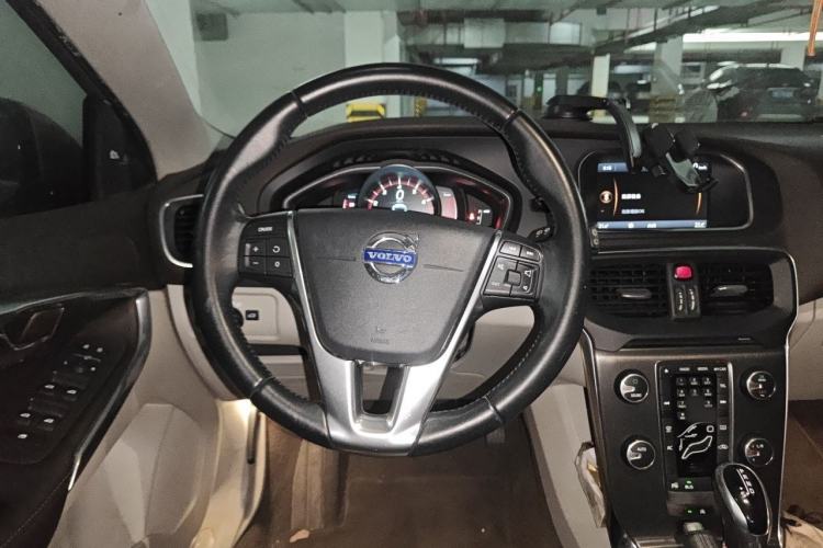 Used Volvo V40 2013 2.0T Zhiya Edition Steering Wheel