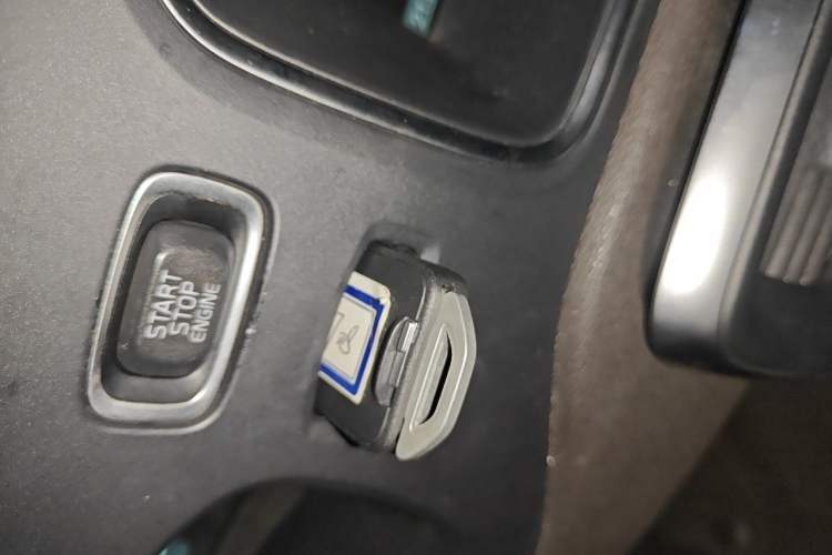 Used Volvo V40 2013 2.0T Zhiya Edition Vehicle Key