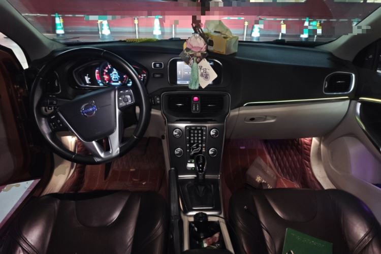 Used Volvo V40 2013 2.0T Zhiya Edition Center Console