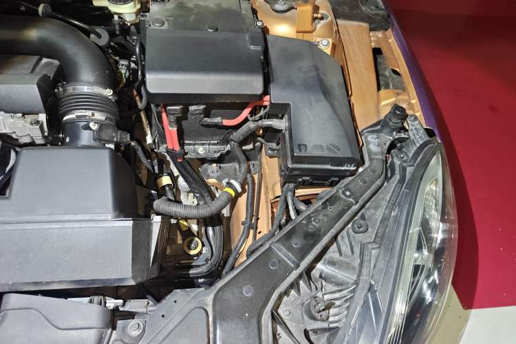Used Volvo V40 2013 2.0T Zhiya Edition Engine Bay Left