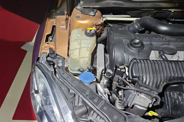 Used Volvo V40 2013 2.0T Zhiya Edition Engine Bay Right
