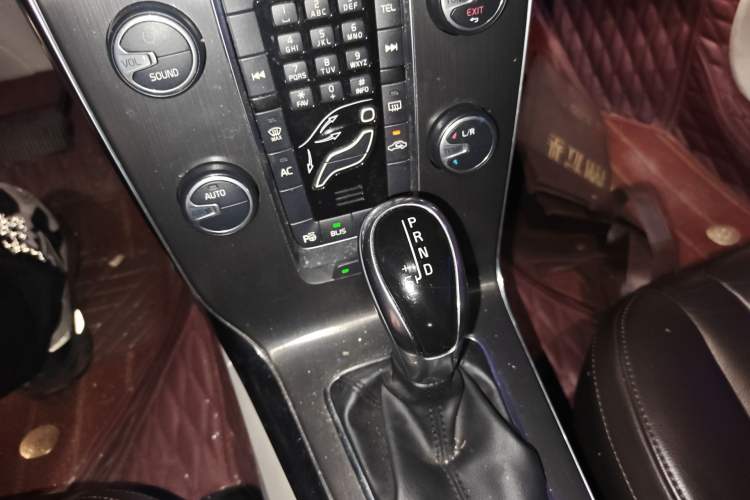 Used Volvo V40 2013 2.0T Zhiya Edition Gear Lever