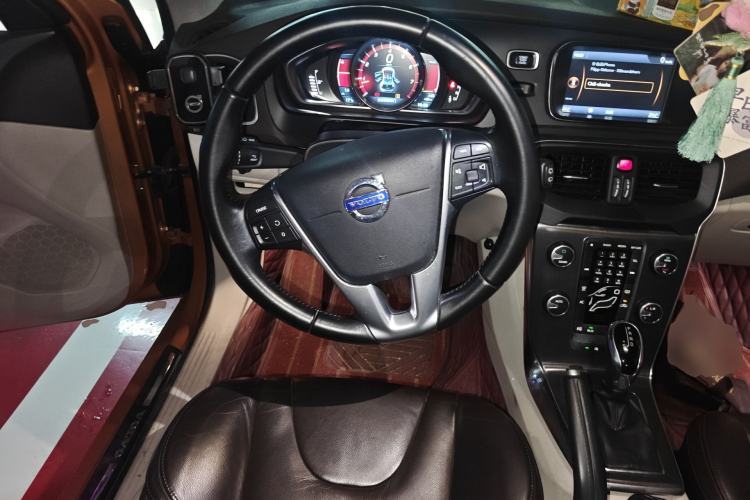 Used Volvo V40 2013 2.0T Zhiya Edition Steering Wheel