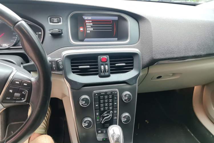 Used Volvo V40 2013 2.0T ZhiShang Version Audio And AC Panel