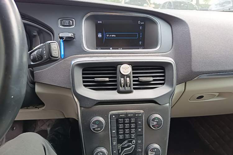 Used Volvo V40 2013 2.0T Zhiya Edition Audio And AC Panel