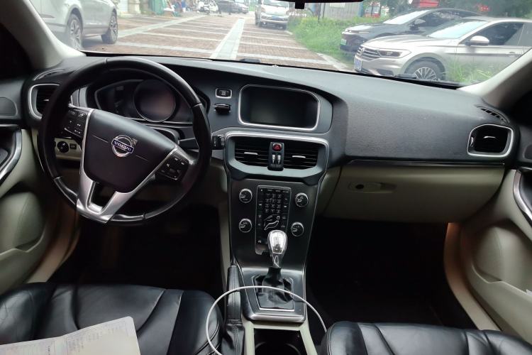 Used Volvo V40 2013 2.0T ZhiShang Version Center Console