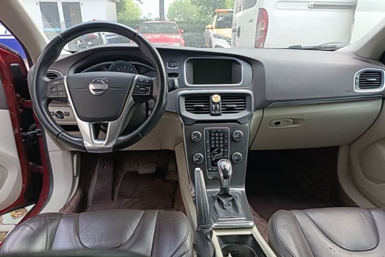 Used Volvo V40 2013 2.0T Zhiya Edition Center Console