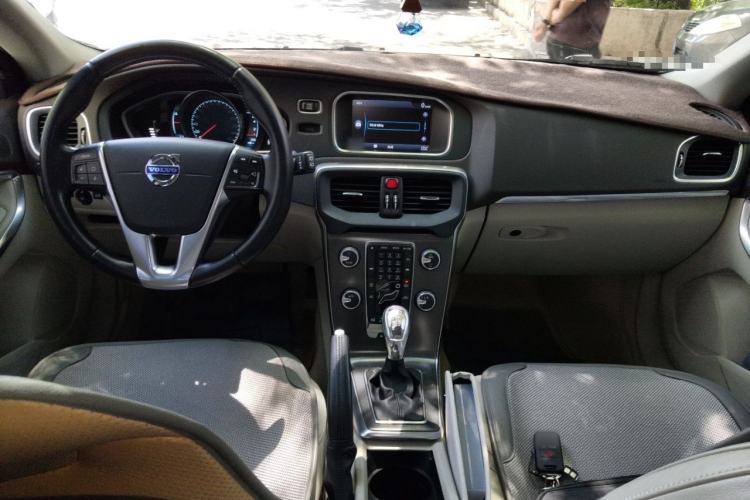 Used Volvo V40 2013 2.0T Zhiya Edition Center Console