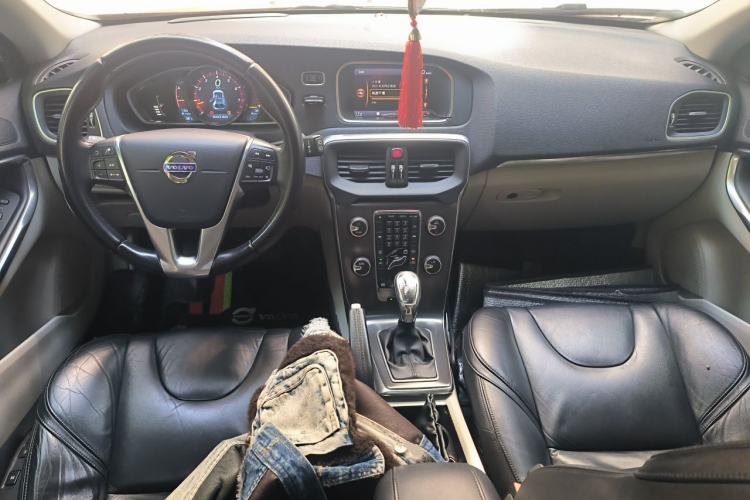 Used Volvo V40 2013 2.0T Zhiya Edition Center Console
