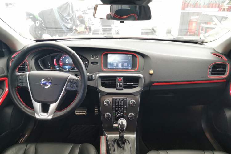 Used Volvo V40 2013 2.0T Zhiya Edition Center Console