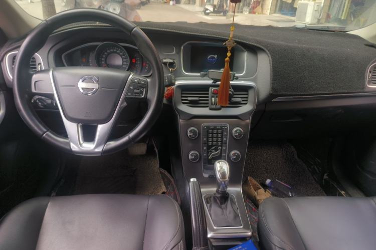 Used Volvo V40 2013 2.0T Zhiyi Edition Center Console
