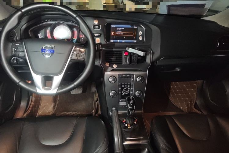 Used Volvo V40 2013 2.0T Zhiya Edition Center Console