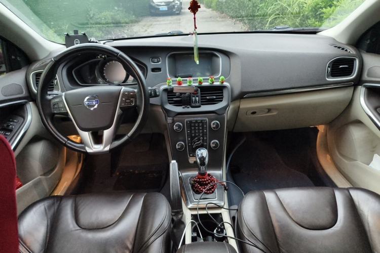 Used Volvo V40 2013 2.0T Zhiya Edition Center Console