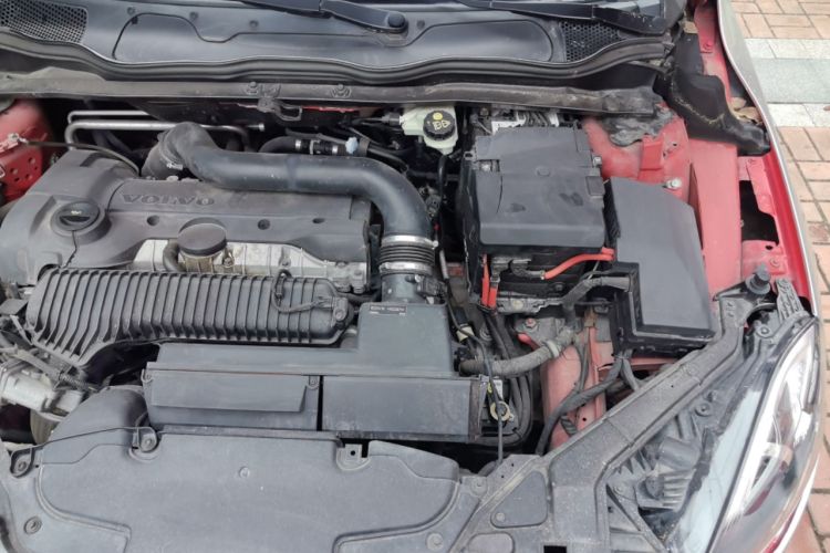 Used Volvo V40 2013 2.0T ZhiShang Version Engine Bay Left