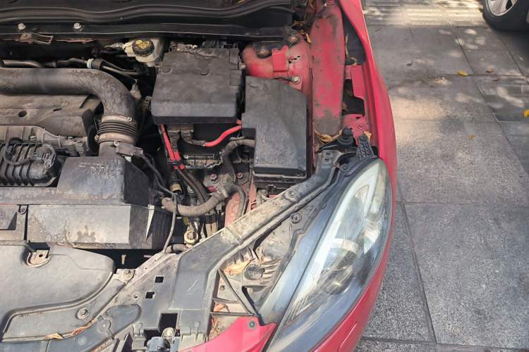 Used Volvo V40 2013 2.0T Zhiya Edition Engine Bay Left