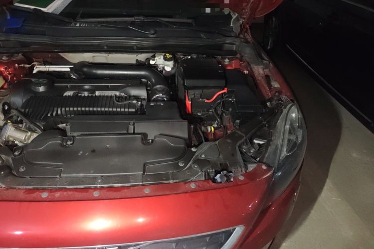 Used Volvo V40 2013 2.0T Zhiya Edition Engine Bay Left