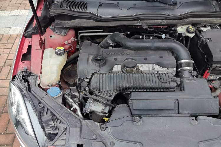 Used Volvo V40 2013 2.0T ZhiShang Version Engine Bay Right
