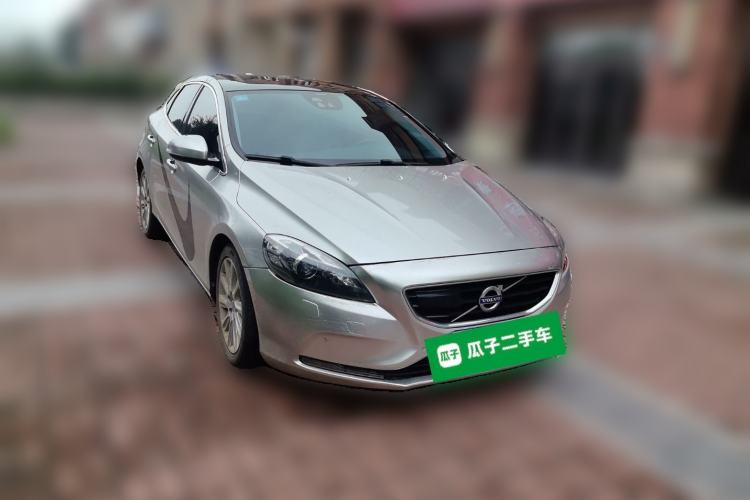Used Volvo V40 2013 2.0T ZhiShang Version Front Right 45 Deg