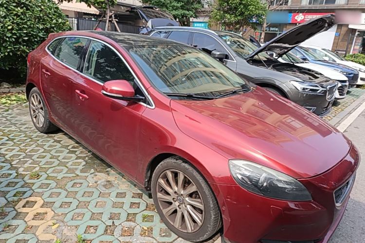 Used Volvo V40 2013 2.0T Zhiya Edition Front Right 45 Deg