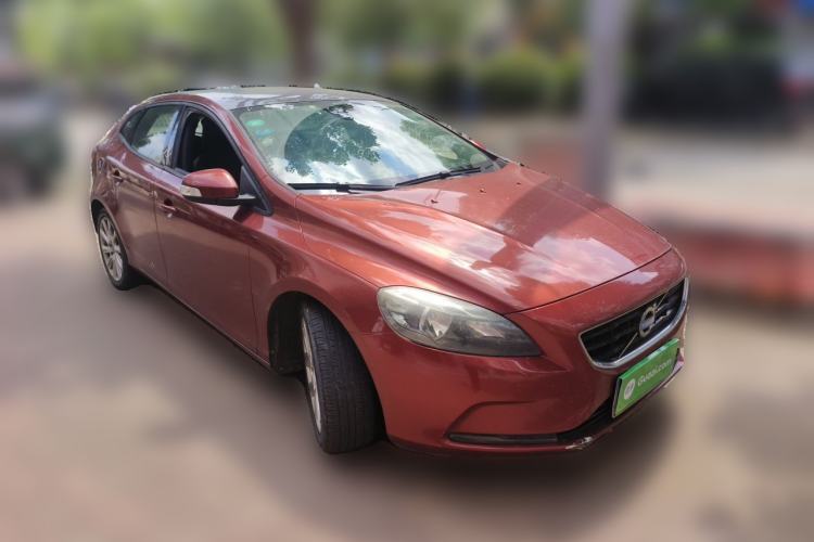 Used Volvo V40 2013 2.0T Zhiyi Edition Front Right 45 Deg