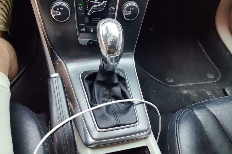 Used Volvo V40 2013 2.0T ZhiShang Version Gear Lever