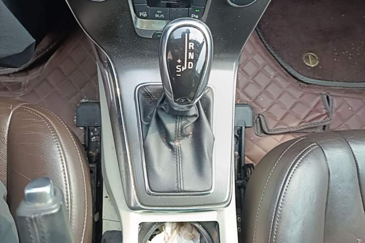 Used Volvo V40 2013 2.0T Zhiya Edition Gear Lever