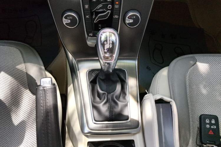Used Volvo V40 2013 2.0T Zhiya Edition Gear Lever
