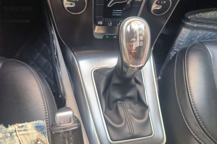 Used Volvo V40 2013 2.0T Zhiya Edition Gear Lever