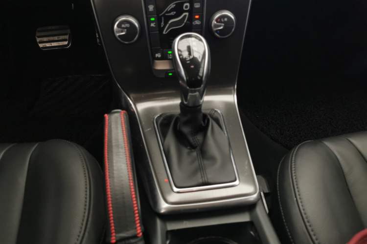 Used Volvo V40 2013 2.0T Zhiya Edition Gear Lever