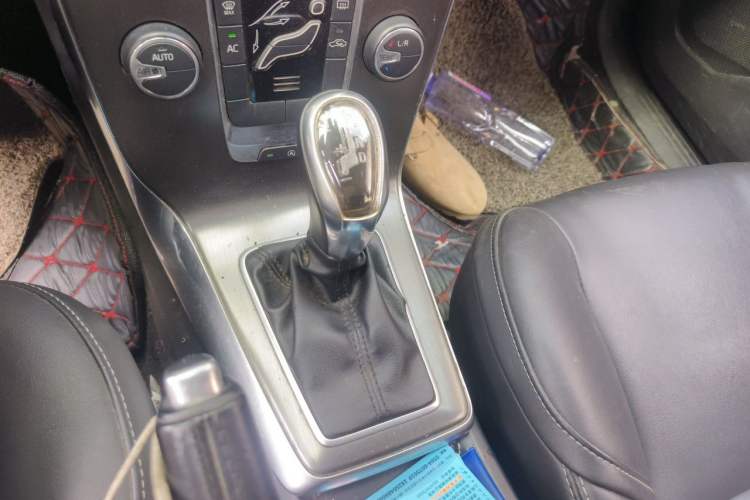 Used Volvo V40 2013 2.0T Zhiyi Edition Gear Lever