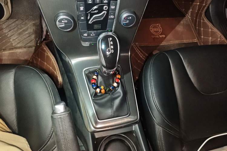 Used Volvo V40 2013 2.0T Zhiya Edition Gear Lever