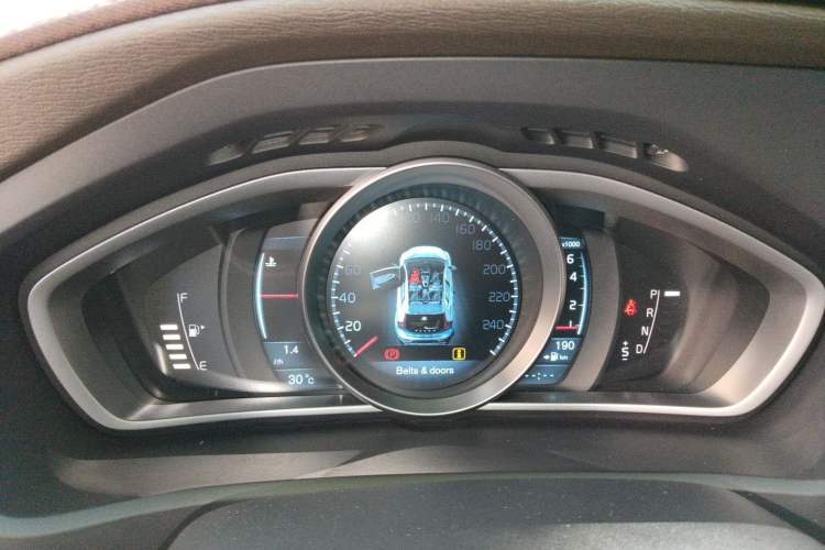 Used Volvo V40 2013 2.0T Zhiya Edition Instrument Cluster