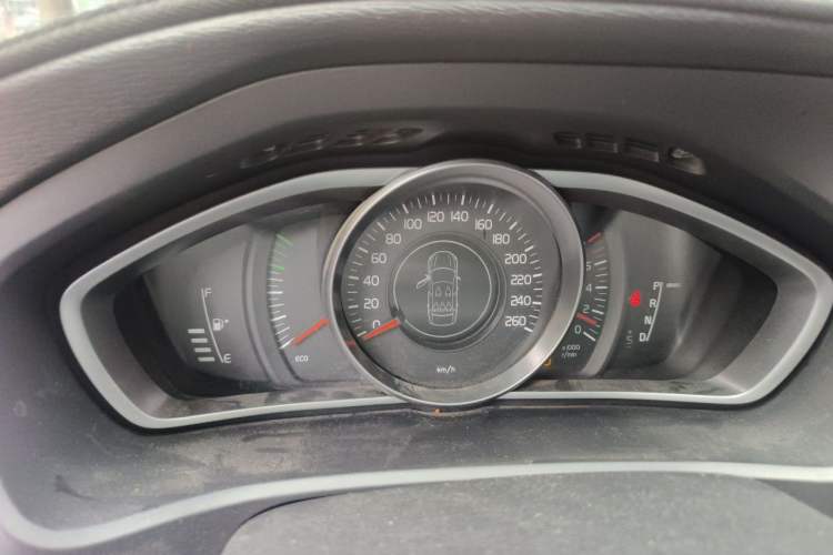 Used Volvo V40 2013 2.0T Zhiyi Edition Instrument Cluster