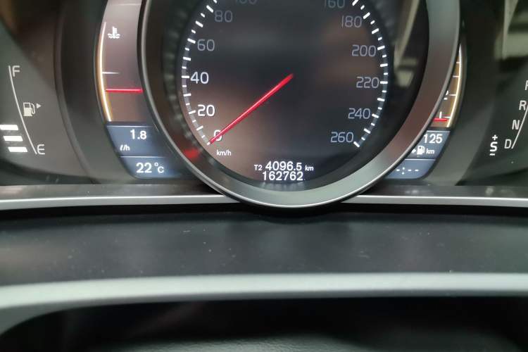Used Volvo V40 2013 2.0T ZhiShang Version Odometer Close Up