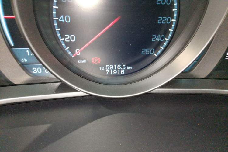 Used Volvo V40 2013 2.0T Zhiya Edition Odometer Close Up