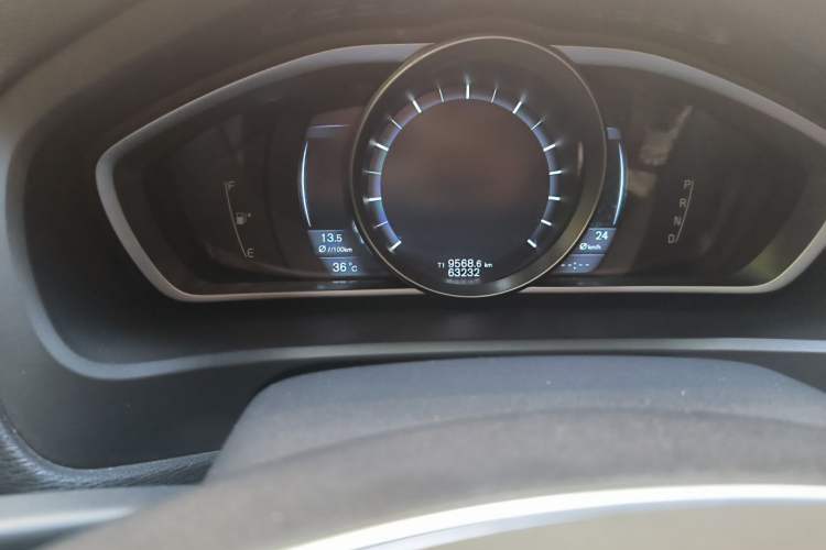 Used Volvo V40 2013 2.0T Zhiya Edition Odometer Close Up