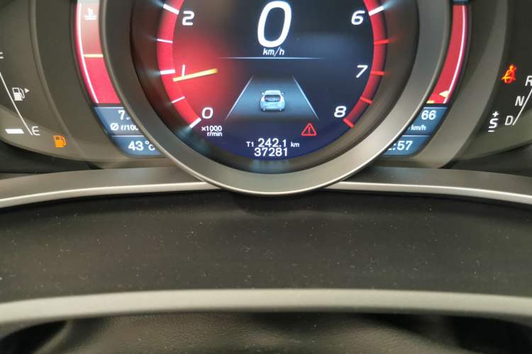 Used Volvo V40 2013 2.0T Zhiya Edition Odometer Close Up