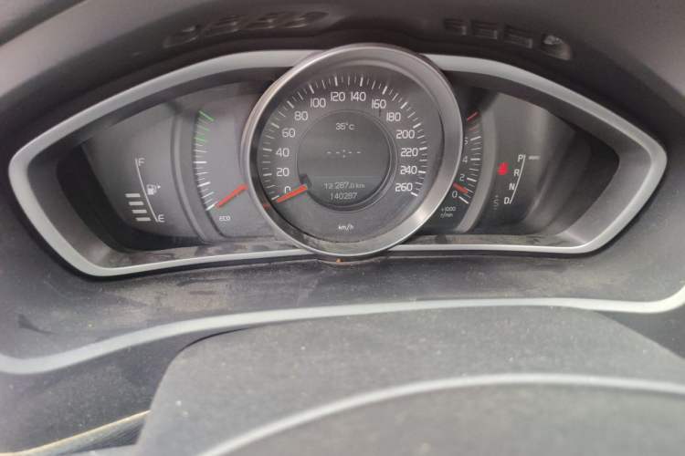 Used Volvo V40 2013 2.0T Zhiyi Edition Odometer Close Up