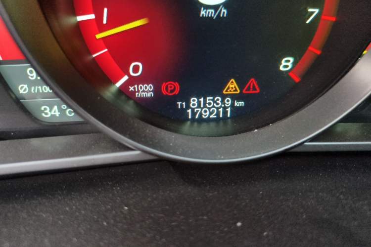 Used Volvo V40 2013 2.0T Zhiya Edition Odometer Close Up